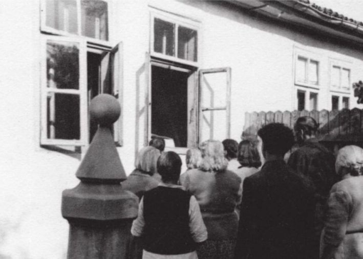 пред прозореца